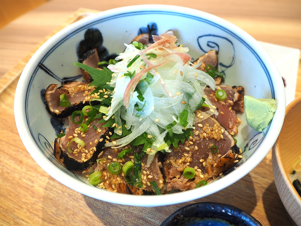 かつおのたたきごまだれ丼